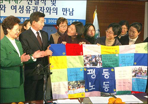 지난 2002년 11월6일 당시 민주당 대통령 후보이던 노무현 대통령이 민주당사를 방문한 '2002 대선여성연대' 소속 여성단체 대표들로부터 '호주제 폐지' 등 여성이 바라는 '대선 핵심과제'를 전달 받고 있다. 